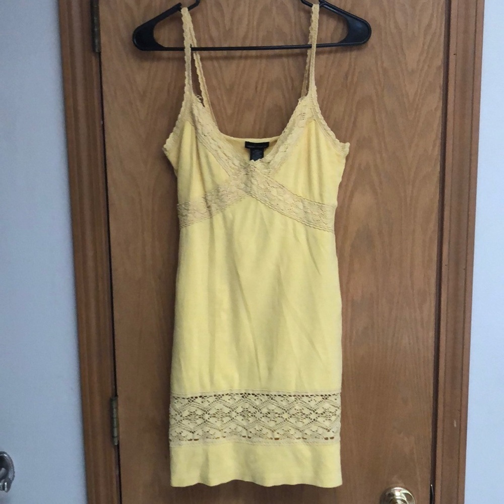 Yellow lace dress - Picture 2 of 6